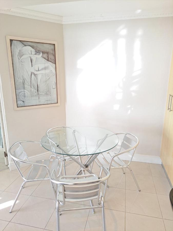 3 Bedroom Sea Facing Family Apartment Cape Town Moullie Point Exterior foto