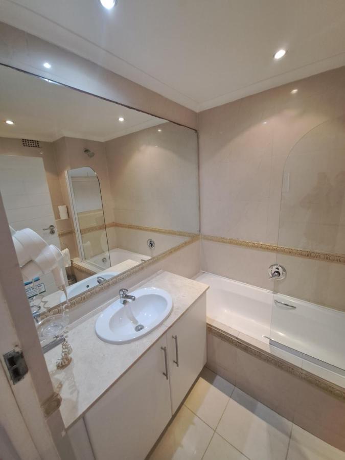 3 Bedroom Sea Facing Family Apartment Cape Town Moullie Point Exterior foto